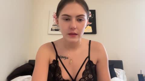 SarahxOliver online show from 24, 2, 2025