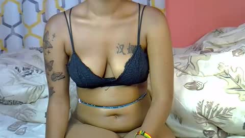 Snapshot of saramoh002 chatting on 15, 11, 2025 Sarah online show from 15, 11, 2025