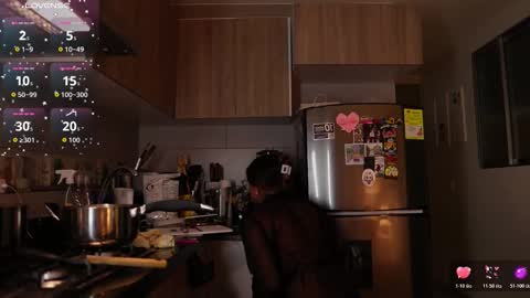 Snapshot of saraparisi_ chatting on 12, 11, 2025 Sara online show from 12, 11, 2025