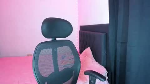 Snapshot of sarapiink chatting on 17, 12, 2025 Sara online show from 17, 12, 2025