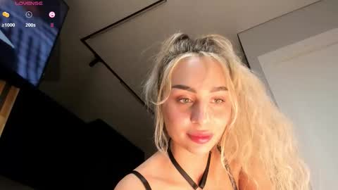 Snapshot of sarashineee chatting on 24, 11, 2025 Sara online show from 24, 11, 2025