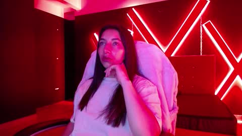 Saray Pink online show from 2, 2, 2026