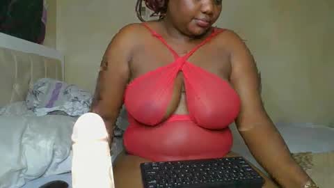 Snapshot of sassie_bee chatting on 7, 1, 2025 sassie_bee online show from 7, 1, 2025