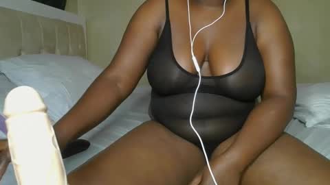 Snapshot of sassie_bee chatting on 18, 1, 2025 sassie_bee online show from 18, 1, 2025