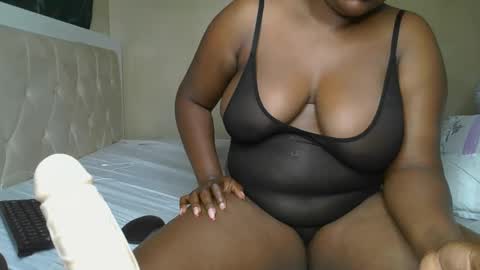 Snapshot of sassie_bee chatting on 21, 1, 2025 sassie_bee online show from 21, 1, 2025