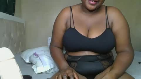 Snapshot of sassie_bee chatting on 1, 2, 2025 sassie_bee online show from 1, 2, 2025