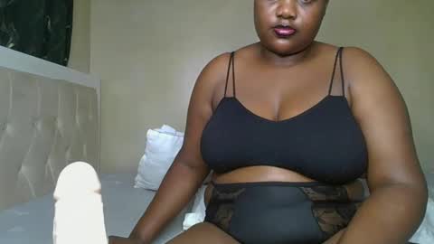 Snapshot of sassie_bee chatting on 1, 2, 2025 sassie_bee online show from 1, 2, 2025