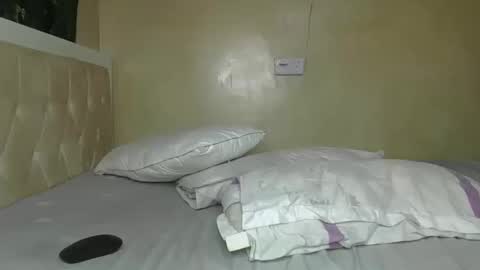 Snapshot of sassie_bee chatting on 2, 2, 2025 sassie_bee online show from 2, 2, 2025