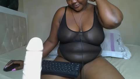 Snapshot of sassie_bee chatting on 20, 2, 2025 sassie_bee online show from 20, 2, 2025