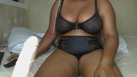 Snapshot of sassie_bee chatting on 23, 2, 2025 sassie_bee online show from 23, 2, 2025