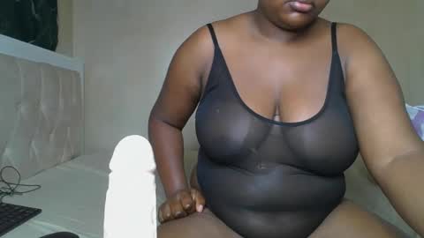 Snapshot of sassie_bee chatting on 4, 3, 2025 sassie_bee online show from 4, 3, 2025