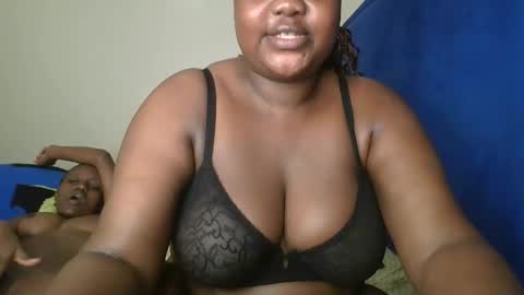 Snapshot of sassie_bee chatting on 25, 9, 2025 sassie_bee online show from 25, 9, 2025