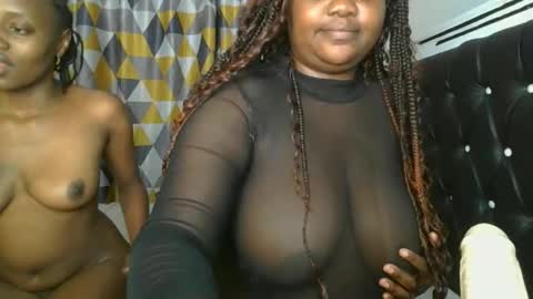 Snapshot of sassie_bee chatting on 8, 10, 2025 sassie_bee online show from 8, 10, 2025