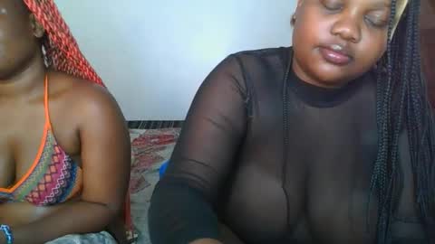 Snapshot of sassie_bee chatting on 1, 11, 2025 sassie_bee online show from 1, 11, 2025