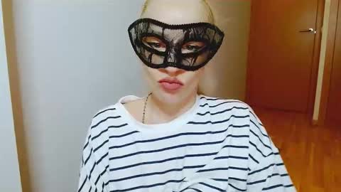 Snapshot of satinqueen90 chatting on 14, 10, 2025 Satinqueen90 online show from 14, 10, 2025