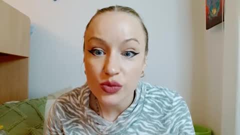 Snapshot of satinqueen90 chatting on 15, 12, 2025 Satinqueen90 online show from 15, 12, 2025