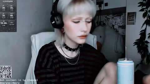 Snapshot of say_mary chatting on 19, 10, 2025 pronoun she. name Mary. age 21. online show from 19, 10, 2025