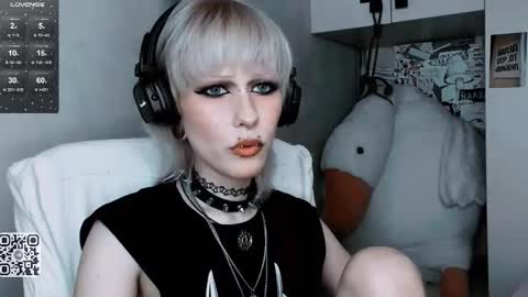 Snapshot of say_mary chatting on 22, 10, 2025 pronoun she. name Mary. age 21. online show from 22, 10, 2025
