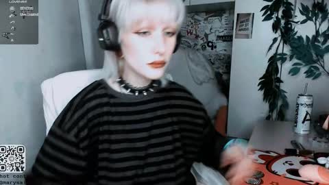 pronoun she. name Mary. age 21. online show from 26, 10, 2025