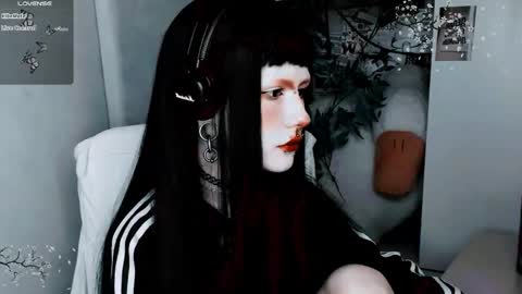 pronoun she. name Mary. age 21. online show from 2, 11, 2025