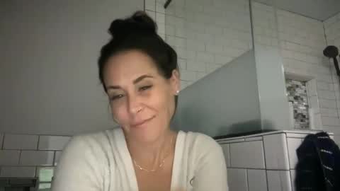 Good Girls Say Please...and Thank You online show from 25, 11, 2025