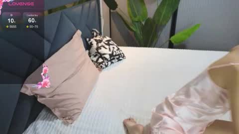 Snapshot of scarlet_ice chatting on 17, 11, 2025 scarlet_ice online show from 17, 11, 2025