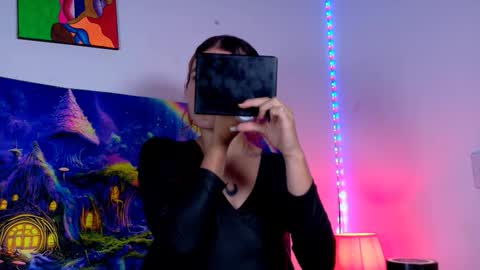 Scarlet online show from 15, 9, 2025