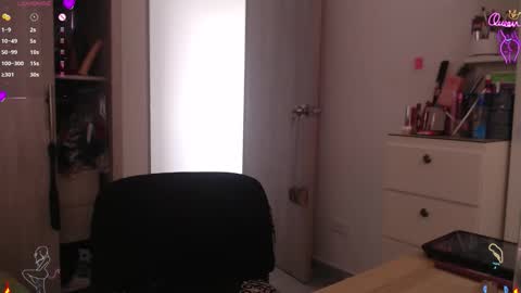 Scarlett Thumb up please help me 100 its important online show from 13, 2, 2026