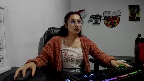 Snapshot of scarlett_sen chatting on 4, 1, 2025 Mistress Scarlett online show from 4, 1, 2025
