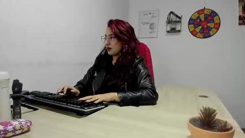 Snapshot of scarlett_sen chatting on 24, 1, 2025 Mistress Scarlett online show from 24, 1, 2025