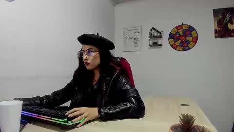 Snapshot of scarlett_sen chatting on 25, 1, 2025 Mistress Scarlett online show from 25, 1, 2025