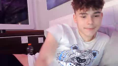 Snapshot of schwarzsommer chatting on 22, 11, 2025 M18 online show from 22, 11, 2025