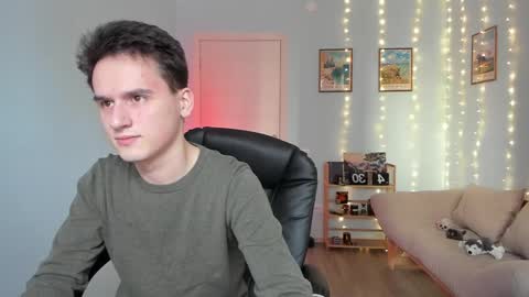 Snapshot of scooby_r chatting on 17, 12, 2024 Thomas brunette and Alex blond online show from 17, 12, 2024