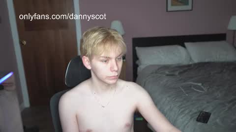 Snapshot of scottish_twink01 chatting on 28, 11, 2025 danny online show from 28, 11, 2025