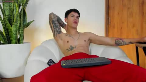 Snapshot of sebas_w01 chatting on 18, 11, 2025 sebastian online show from 18, 11, 2025