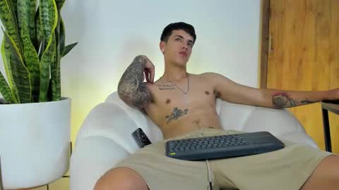 Snapshot of sebas_w01 chatting on 16, 12, 2025 sebastian online show from 16, 12, 2025