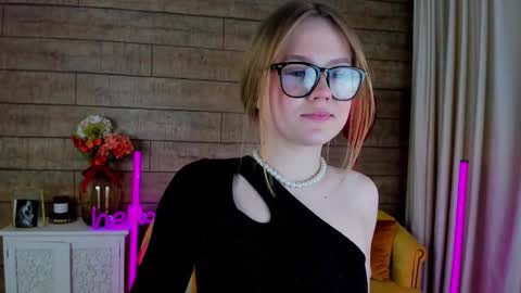 Snapshot of selinswarovski chatting on 17, 2, 2025 SelinSwarovski online show from 17, 2, 2025