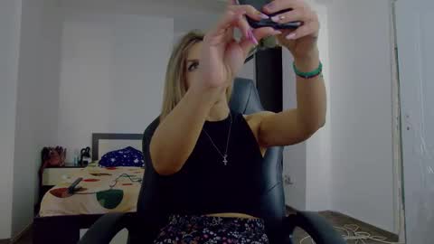 Snapshot of sellena_angel chatting on 30, 10, 2025 sellena_angel online show from 30, 10, 2025