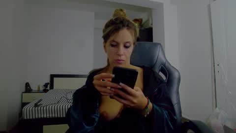 Snapshot of sellena_angel chatting on 19, 11, 2025 sellena_angel online show from 19, 11, 2025