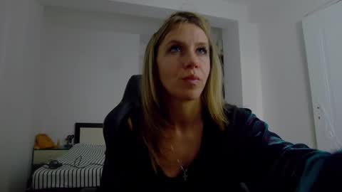 Snapshot of sellena_angel chatting on 22, 11, 2025 sellena_angel online show from 22, 11, 2025