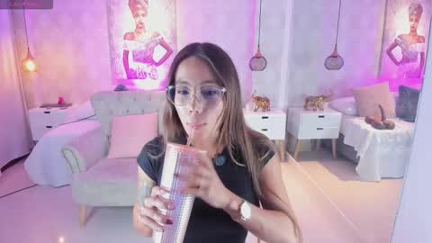 Snapshot of serena___ chatting on 19, 11, 2025 serena___ online show from 19, 11, 2025