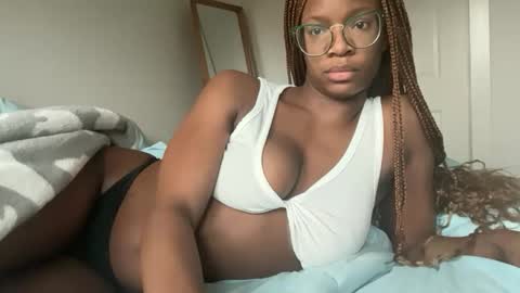 Snapshot of serenitybee chatting on 19, 11, 2025 Serenity Bee online show from 19, 11, 2025