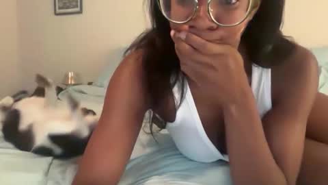 Snapshot of serenitybee chatting on 16, 12, 2025 Serenity Bee online show from 16, 12, 2025