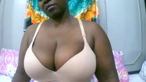 Snapshot of sexxi_ebony chatting on 12, 11, 2025 sexxi_ebony online show from 12, 11, 2025