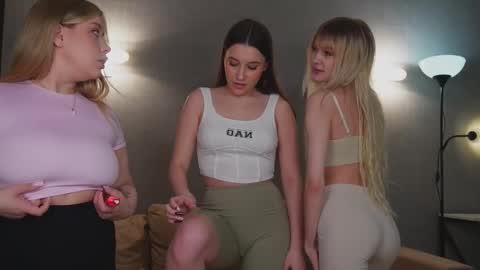 Snapshot of sexxxsirens chatting on 6, 3, 2025 Hannah Monica Annie Andrea Eva Lina online show from 6, 3, 2025