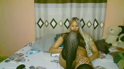 Snapshot of sexy_bluegirl chatting on 10, 11, 2025 sexy_bluegirl online show from 10, 11, 2025