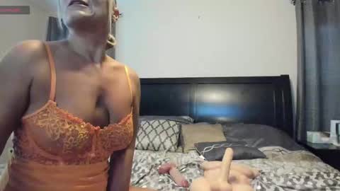 Snapshot of sexybeachmom chatting on 21, 10, 2025 sexybeachmom online show from 21, 10, 2025