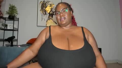 Snapshot of sexyblackhugetits chatting on 14, 12, 2025 sexyblackhugetits online show from 14, 12, 2025