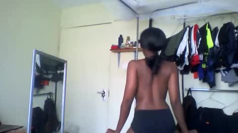 Snapshot of sexyy_tiny chatting on 22, 11, 2025 Mel online show from 22, 11, 2025