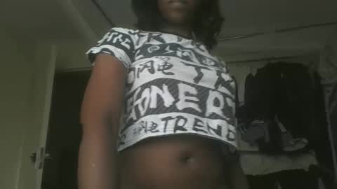 Snapshot of sexyy_tiny chatting on 24, 11, 2025 Mel online show from 24, 11, 2025